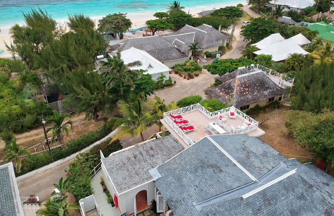 Dreamin Villa - 3 B R Beachfront w Staff - Photo 40