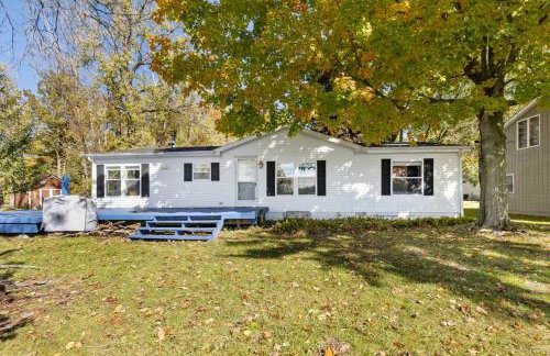 Lakefront Home with Dock Firepit & Private Deck - Foto 15