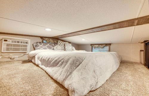 Walk to Lake Beaches Cabin with Patio in Belmont! - Foto 16