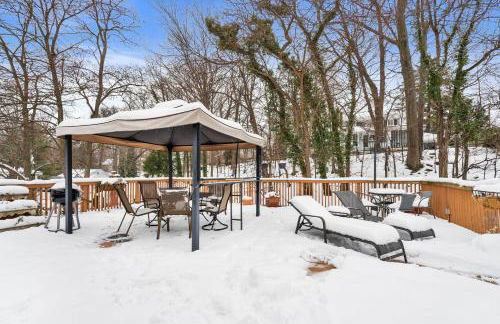 Charming Saugatuck Condo with Private Deck and Grill! - Foto 17