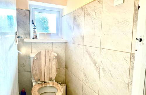 Spacious 3-Bed Family Retreat with Cosy Living and Garden! Free parking - Foto 23