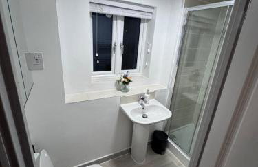 Contemporary 2-Bed Apartment with Parking Bedford - Foto 9