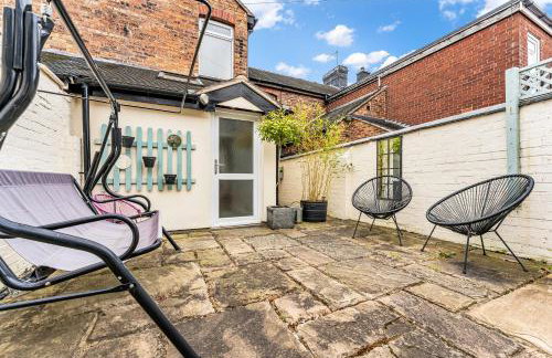 Spacious Stoke Townhouse 3BR Near Hospital & M6 with Parking - Foto 3