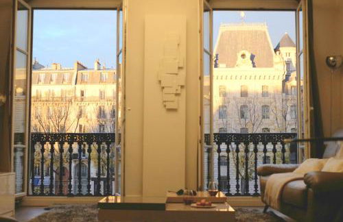 Two Bedroom Luxury Apartment - Balcony with View of Notre Dame - Foto 13