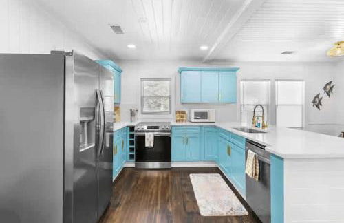 Chic Modern Cottage Near Downtown and Beaches Family - Photo 2