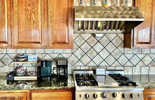 Secluded Riverfront Cabin with Bluff Views, Gated Privacy & Scenic Trail Access in Tahlequah, Oklahoma - Foto 12