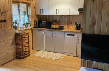 Uroczy drewniany domek w Charzykowach - Foto 4