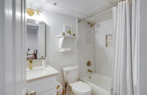 Chic Montgomery Condo with Balcony and Pool Access! - Foto 17