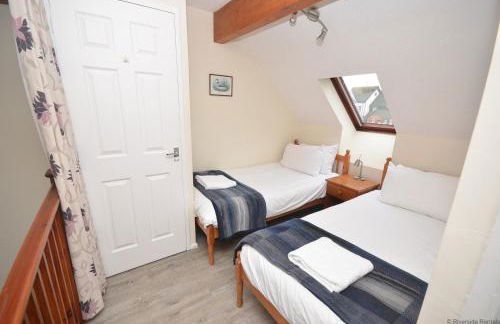 Cavell - sleeps 2 people right in the heart of Wroxham on the Norfolk Broads - Photo 8