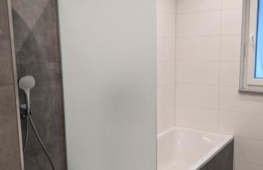 Großes Apartment mit Küche, Dusche, Badewanne, Balkon, Parkplatz vor dem Haus, ruhig gelegen, ADA4 - Foto 58