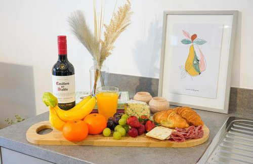 Beautiful Apartment in Central MK with Balcony, Free Parking & Smart TV with Netflix by Yoko Property - Foto 13