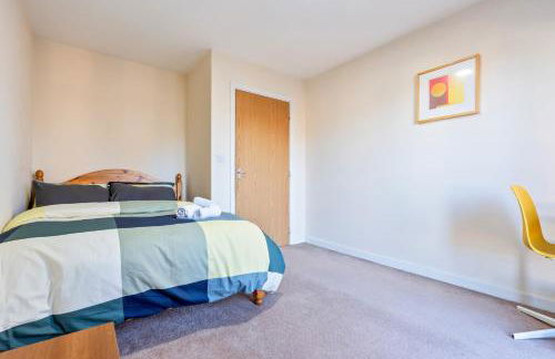 Balmoral Court -Sleeps 6 - Free Parking with Workspace - Balcony & High-Speed WiFi - Foto 17