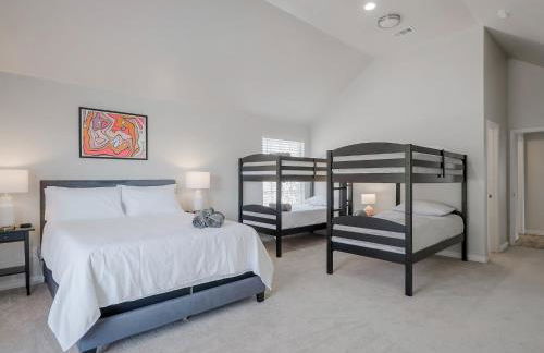 Glamorous Mansion w Private Pool and Cinema Room - Photo 40