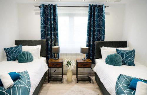 Located in the peaceful NG8 Wollaton , Perfect for Business Trips & Family Holidays or working proffesionals-long term deals, M1 Nearby , Free Parking , Private Garden , 500Mb Wi-Fi , Netflix - Foto 5