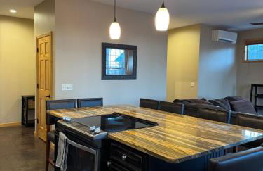 Woodlawn Lakeside Retreat - 2 BR Waterfront Cabin - Foto 9