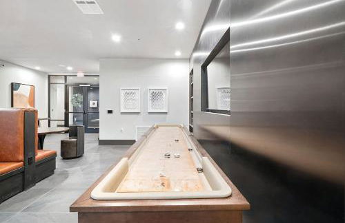 1BR Alongside Q2 and Domain With Pool, Gym and Free Parking - Foto 20