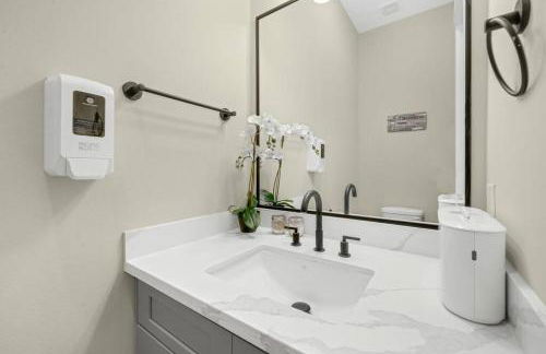 Gray Lux Hse 3BR 3 and half Ba MedCenter DownTWN HotTub - Photo 38