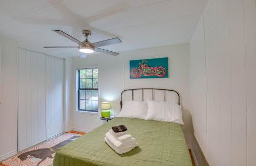 Lakefront Frankston Cabin with Dock and Fire Pit! - Foto 16