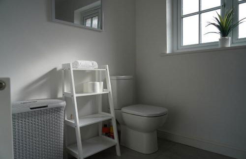 Rare find - new build 3 bedroom house near Cheshire Oaks - Photo 24