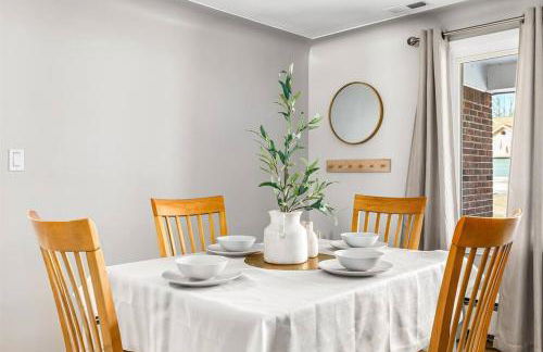 Warm & Comfy 2BR, Huge Backyard, Great Location! - Photo 23