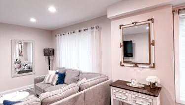 Cheerful & Modern Home w/ a Walkout Deck Area - Foto 5