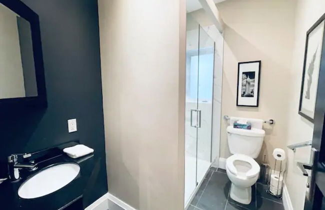 Chic Two Bedroom Downtown Condo - Foto 8