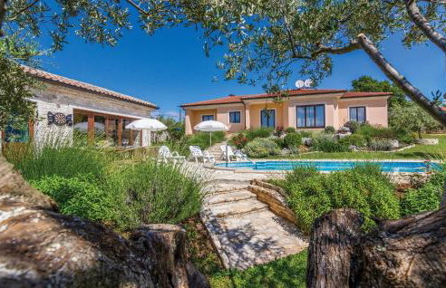 4 Bedroom Nice Home In Buje - Foto 1