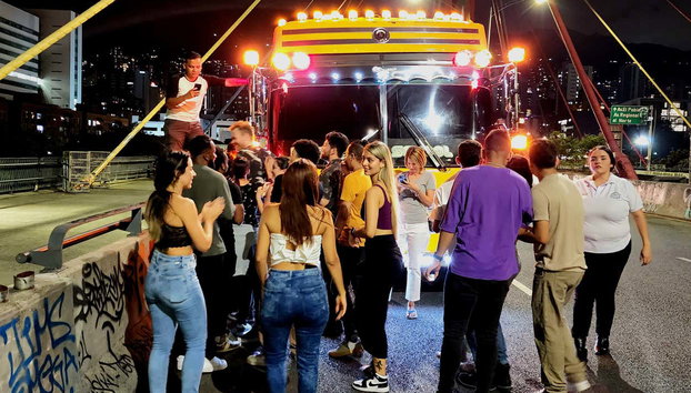Tour nocturno en chiva rumbera + Degustación de comida callejera - Foto 5