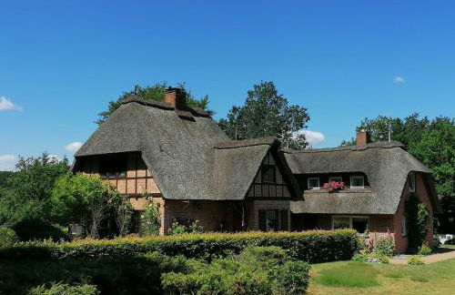 Reetgedecktes Ferienhaus am Strandweg in Lütjensee - Foto 1