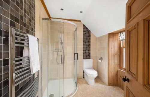 Gilmore House - 5 Bedroom Victorian Home with Hot Tub - Photo 29