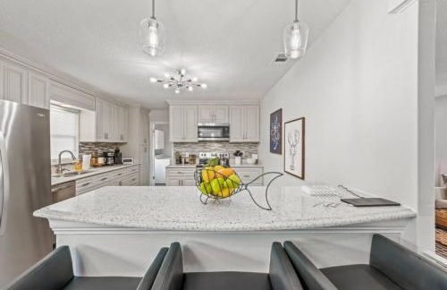 Oversized 4bed + Converted Bedroom, HEATED Pool + Hot Tub - Photo 26