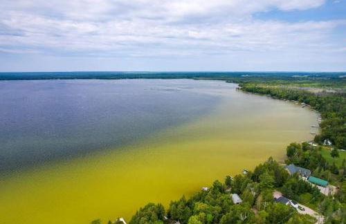 Lakefront Michigan Abode with Deck and Fire Pit! - Foto 25