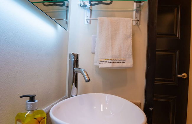 Luxury Apartment With Poll - Photo 33