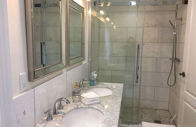 Beautiful 4BR Downtown House, Sleeps 10 - Photo 27