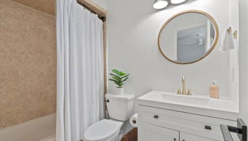 Spacious Home Near Beach, Large Yard, Game Room and Dog Friendly - Foto 4