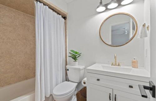 Spacious Home Near Beach, Large Yard, Game Room and Dog Friendly - Foto 4