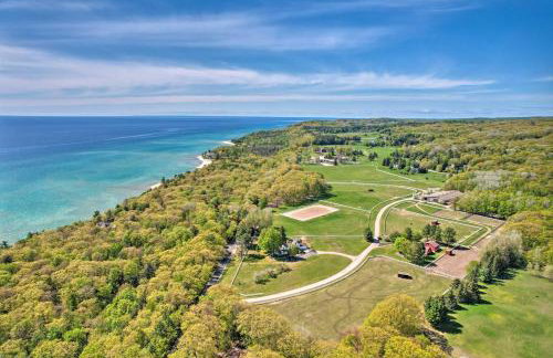 9 Mi to Boyne Resort! Farmhouse Near Town and Lake - Foto 30