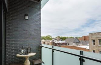 Designer 3BR with Balcony & Elevator on Clark! apts - Photo 25