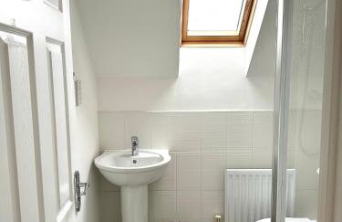 Spacious 5-Bed Detached House, Sleeps 10, Parking - Photo 41