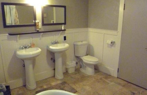 Rustic Cabin Rental in a Wild Meadow near Crater Lake National Park, Oregon - Photo 11