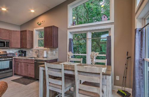 Waterfront Greenwood Getaway with Deck and Grill! - Foto 8