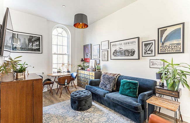 Contemporary Victorian Studio - Photo 23