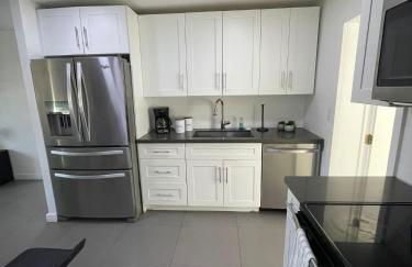 Stylish Pool Home - Photo 6