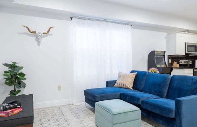 Cherry Suites 2BR Apt w W D Arcade Machine - Foto 28