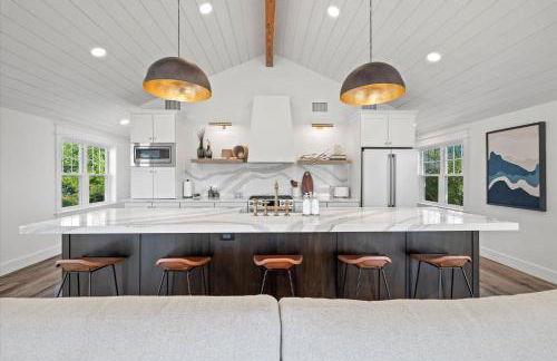 Designer Home w/ Lake Views+Walk to Downtown&Beach - Foto 1