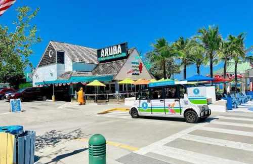 Stylish Beachfront Condo with Balcony & Ocean View - Foto 116