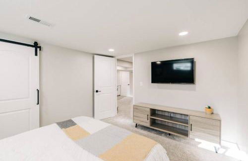 Beautiful luxury home freshly renovated with big yard, seating & grill pad - Foto 15