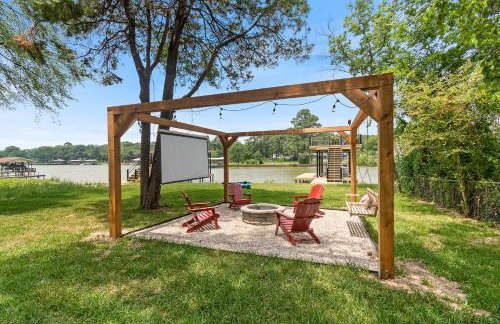 The Benjamin I - 2022 Built Luxury Retreat with Backyard Paradise with Hot Tub Outdoor Movie Screen Dock & Boat Rental - Foto 39