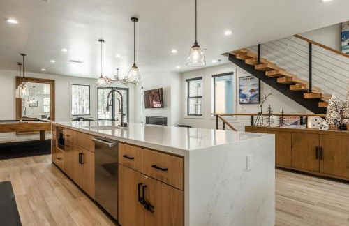 New Luxury 4BR /3BA Obsidian Reserve #110 – Hot Tub, 2-Car Garage, Pool Table, Mount Views! - Foto 9