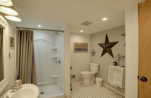 Modern Farmhouse with Movie Room - 6 Mi to Lake! - Foto 18